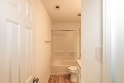 010 Main Bathroom ET51266