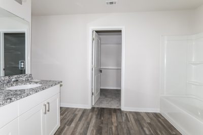 010 Main Bathroom ET81205