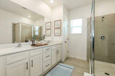 004 photo vs main bathroom 14709633